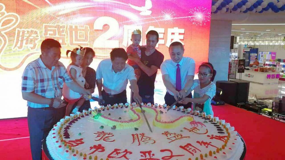 与顾客分享二周年店庆蛋糕、李俊摄.jpg