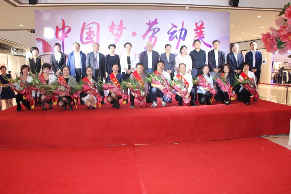 中国梦、劳动美“全国商衣吠模服务品牌演示互换活动在G22恒峰新生涯购物广场进行.JPG